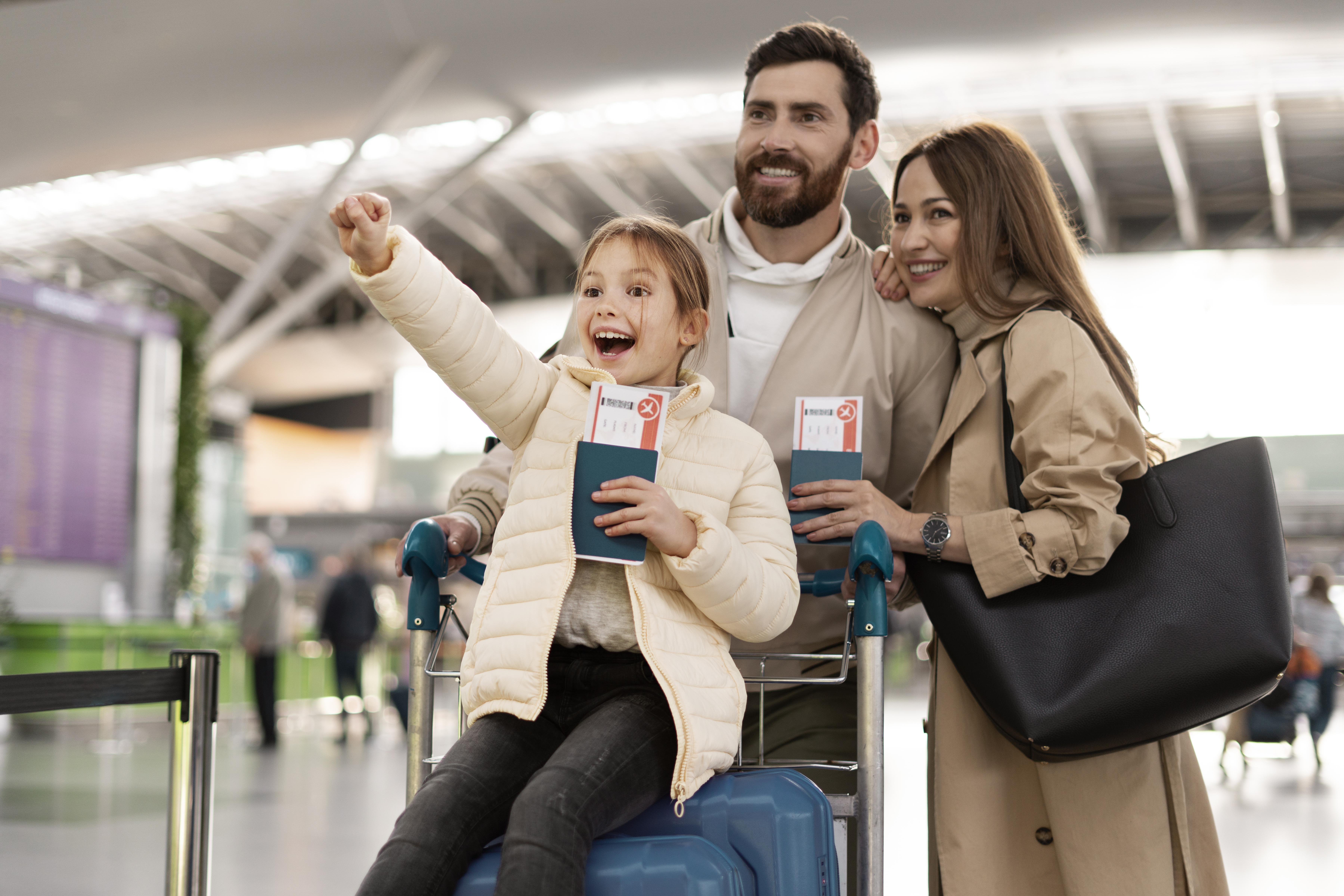 Família feliz em aeroporto